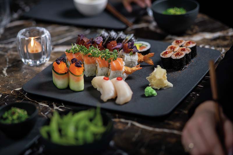 Das neue Geschirr von Villeroy & Boch lässt sich besonders gut mit Speisen, wie Sushi, kombinieren. Die Kollektion Manufacture Rock ist in der Wohn Schick Boutique erhältlich