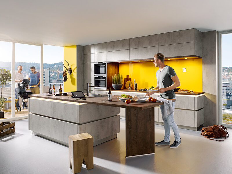 Küchenzeile und Kücheninsel Beton-Optik, Holz-Optik und gelb grifflos mit Elektrogeräte und langer Arbeitsplatte﻿
