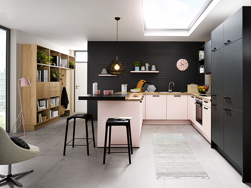 Küche in u-Form pink rosa rosé schwarz mit Backofen mit Spüle und Theke﻿