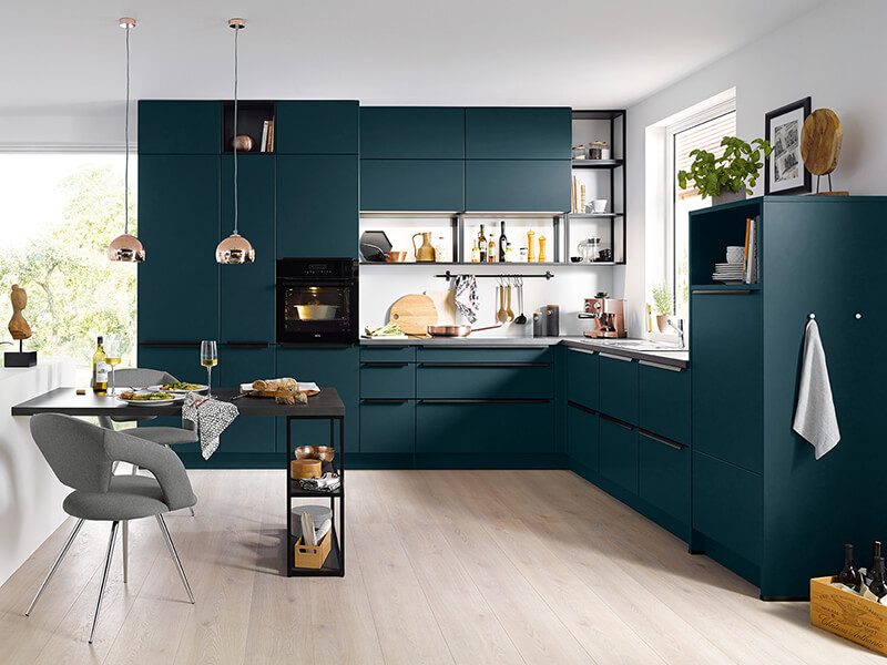 L-Form Küche dunkel grün blau mit Küchengeräte und Wandregale﻿